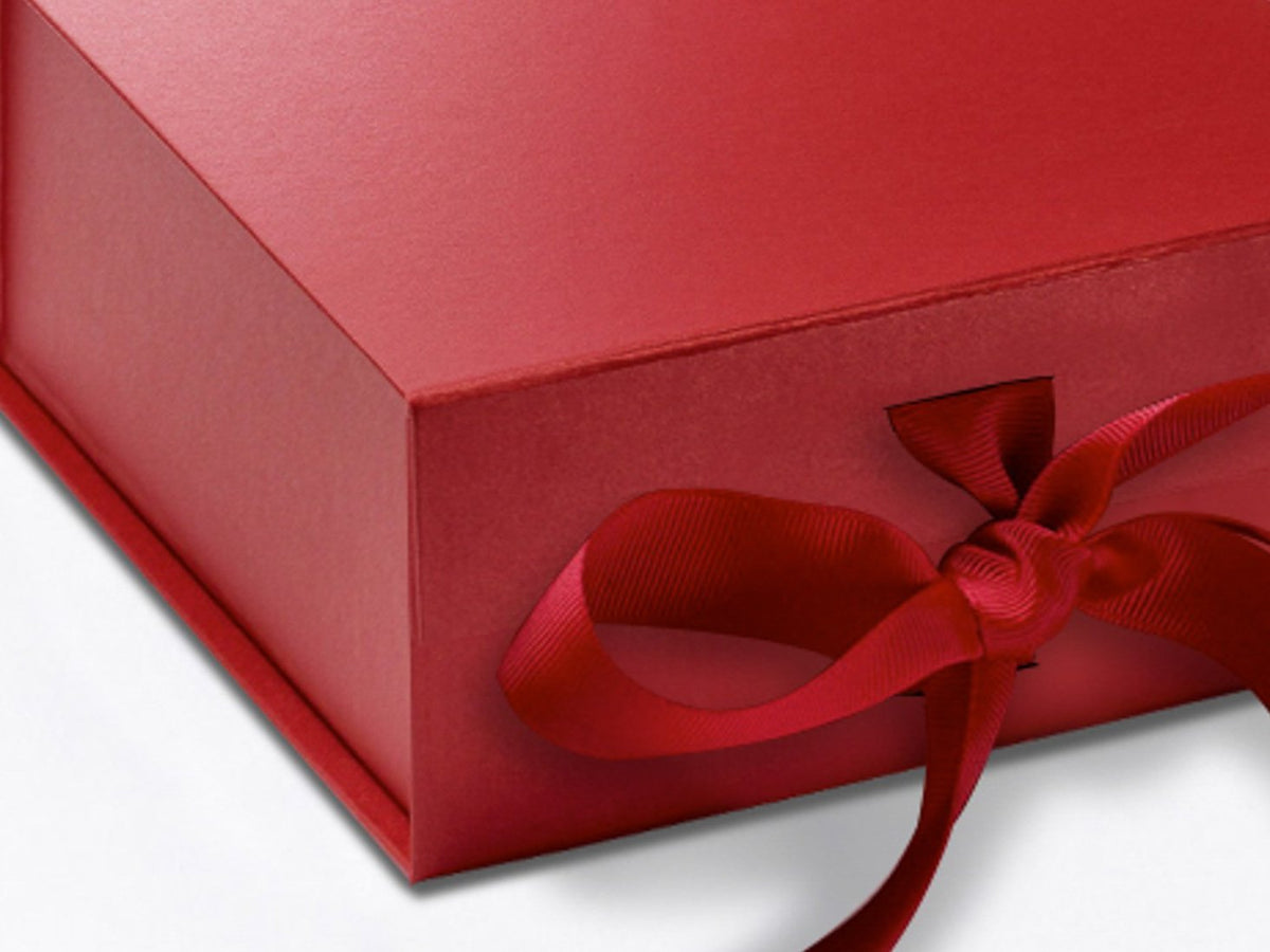 Cute small gift box with ribbon · Free Stock Photo